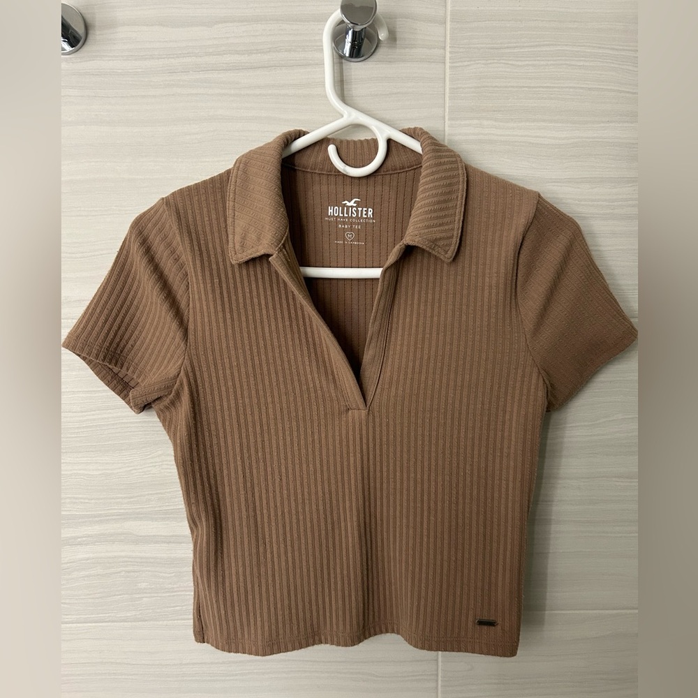 Hollister: Brown Ribbed Collard Top